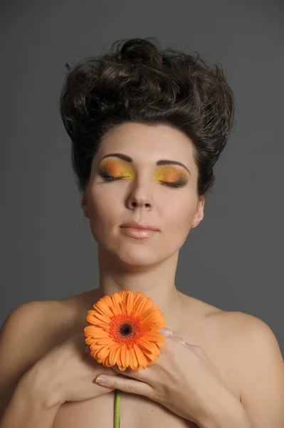 Krásná žena s světlý make-up — Stock fotografie