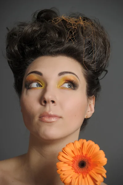 Schöne Frau mit einem hellen Make-up — Stockfoto