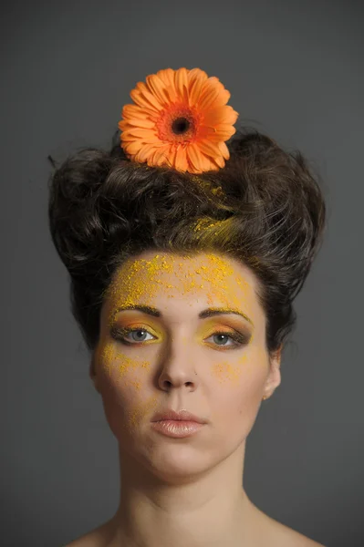 Schöne Frau mit einem hellen Make-up — Stockfoto