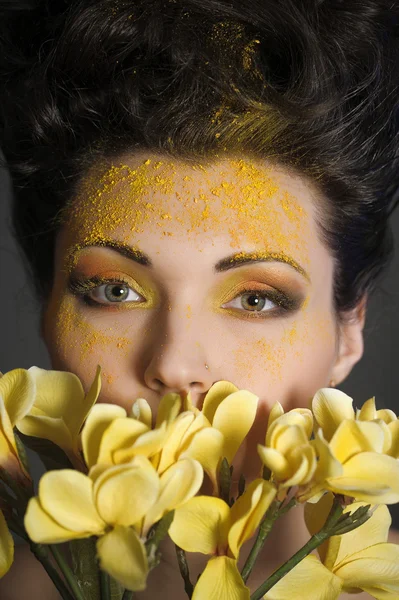 Femme aux fleurs jaunes — Photo