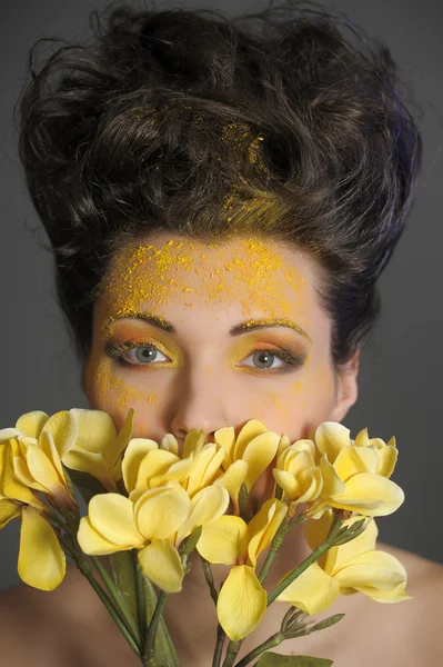 Mulher com flores amarelas — Fotografia de Stock