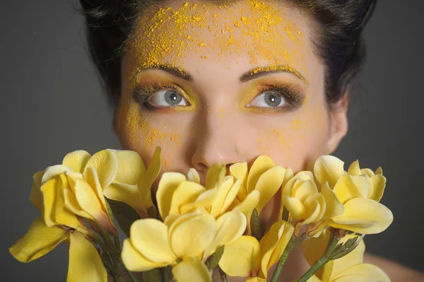Kobieta z żółte kwiaty — Zdjęcie stockowe