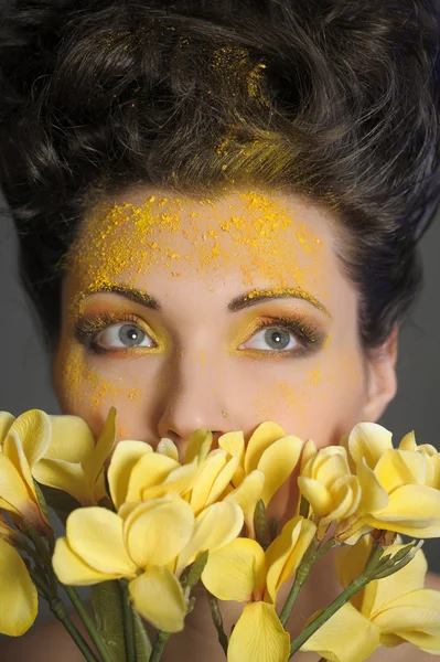 Sarı çiçekli kadın — Stok fotoğraf