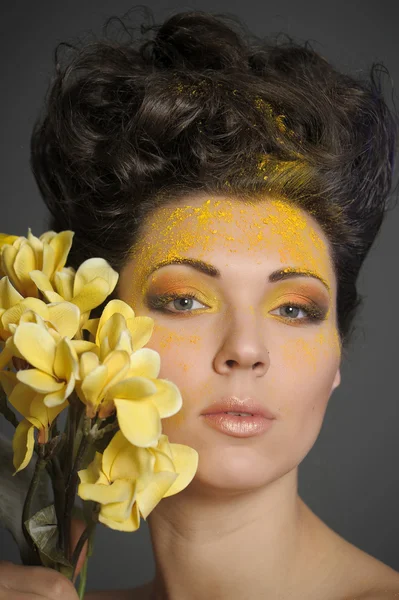Žena s žlutými květy — Stock fotografie