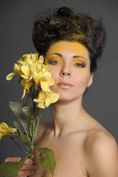 노란 꽃과 여 인 — 스톡 사진