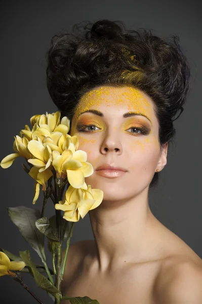 Kobieta z żółte kwiaty — Zdjęcie stockowe