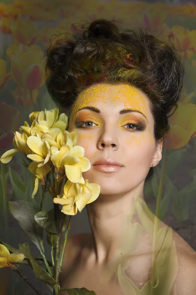 Frau mit gelben Blüten — Stockfoto