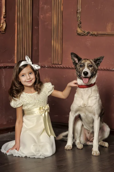 Retrato vintage de una niña con perro —  Fotos de Stock