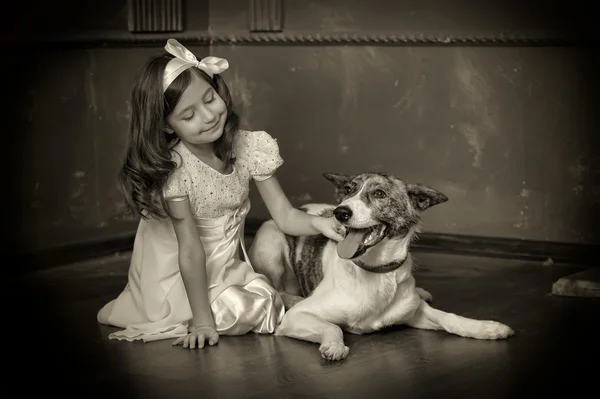 Vintage köpek ile küçük bir kız portresi — Stok fotoğraf