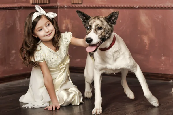Vintage porträtt av en liten flicka med hund — Stockfoto