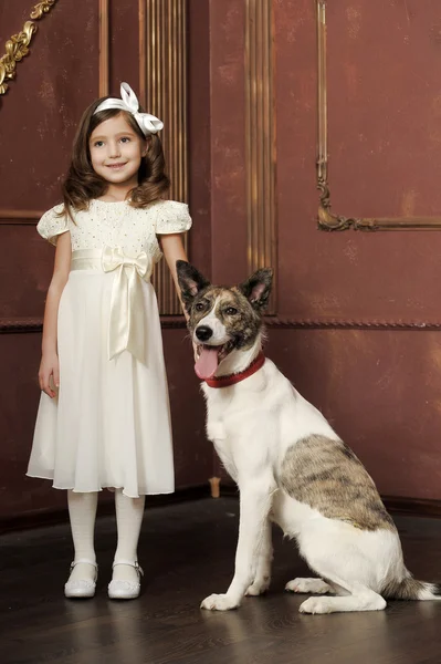 Ročník portrét holčičky se psem — Stock fotografie