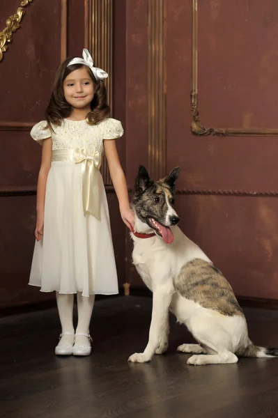 Portrait vintage d'une petite fille avec chien — Photo
