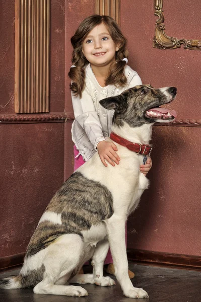 Portret dziewczynki z psem — Zdjęcie stockowe
