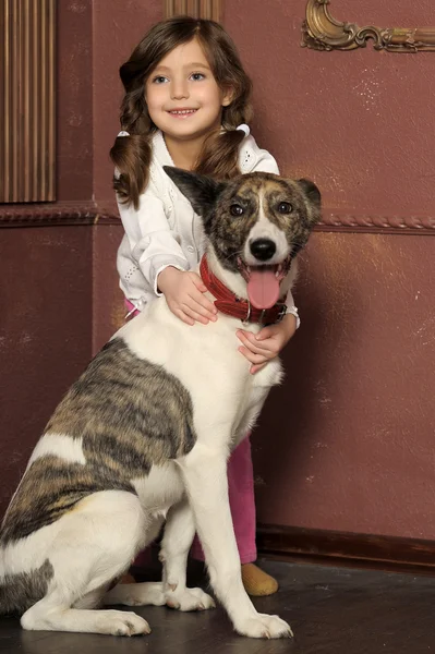 Retrato de una niña con perro —  Fotos de Stock
