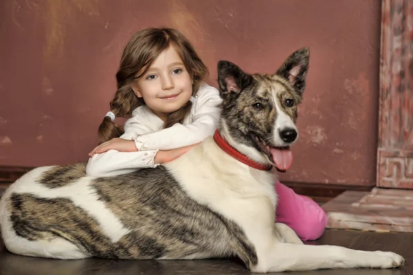 Portrait d'une petite fille avec chien — Photo
