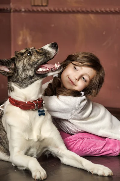 一个小女孩与狗的肖像 — 图库照片
