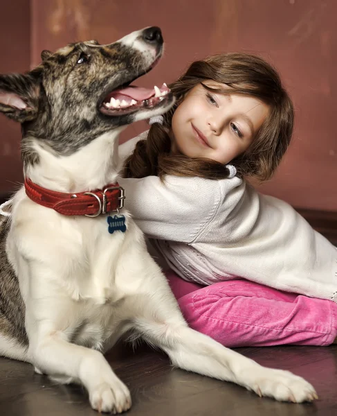 犬と少女の肖像画 — ストック写真
