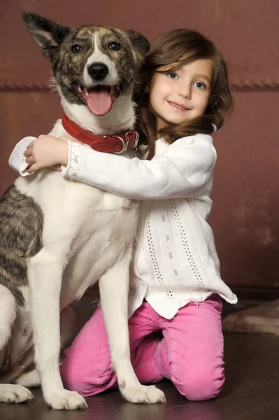 Retrato de una niña con perro —  Fotos de Stock