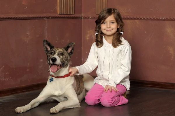 Portret dziewczynki z psem — Zdjęcie stockowe