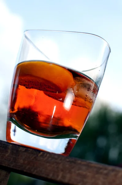 Bebida alcoólica - licor vermelho bebido no verão Fotos De Bancos De Imagens Sem Royalties
