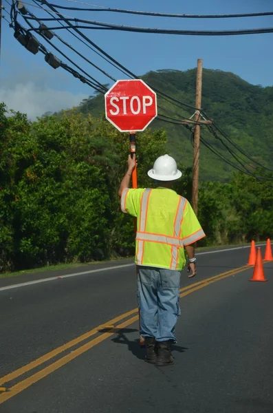 Trabalhador com sinal de stop — Fotografia de Stock