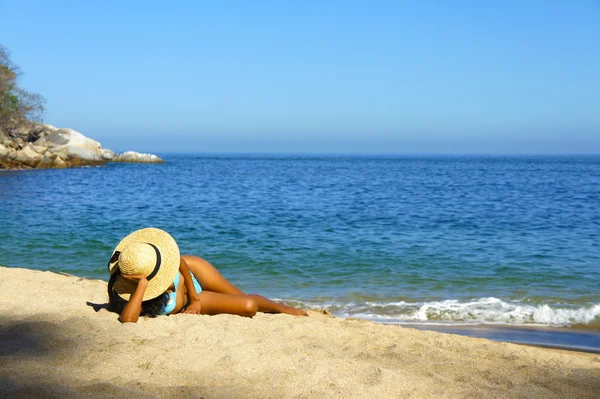 Donna sdraiata sulla spiaggia — Foto Stock