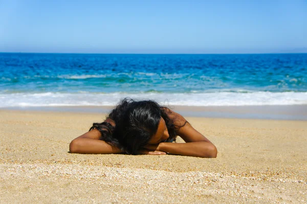 Liggend op het strand — Stockfoto