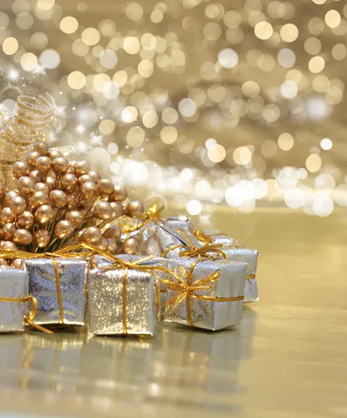 De giften van Kerstmis en gouden versieringen — Stockfoto