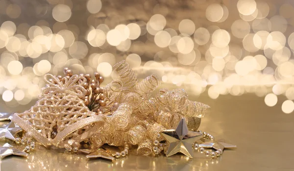 Decoraciones navideñas doradas —  Fotos de Stock
