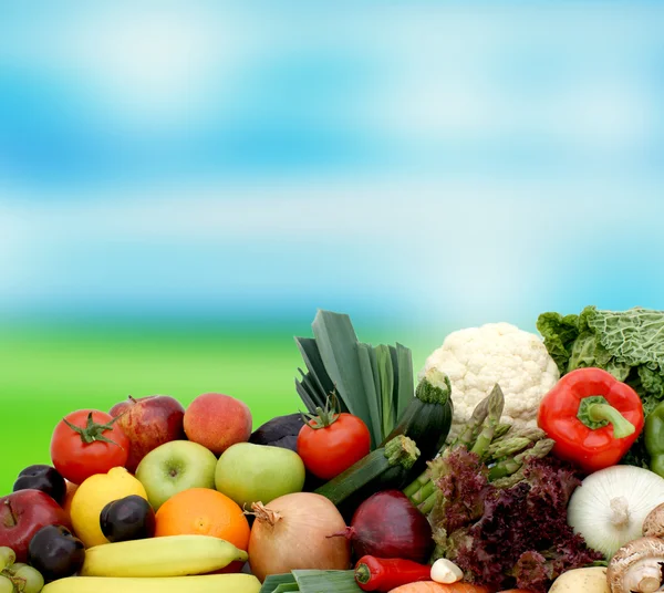 Ovoce a zelenina na rozmazané pozadí — Stock fotografie