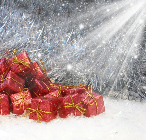 De giften van Kerstmis in sneeuw — Stockfoto