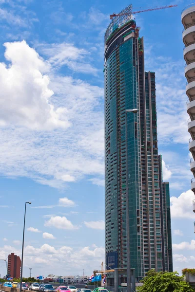 高层建筑现代建筑与蓝蓝的天空 — 图库照片
