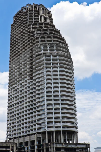 Grattacielo edificio moderno con cielo blu — Foto Stock