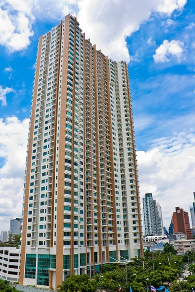 Highrise modern byggnad med blå himmel — Stockfoto