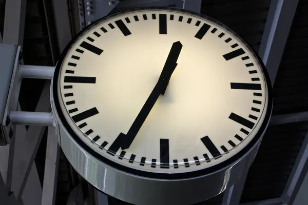 Relógio na estação de trem céu — Fotografia de Stock