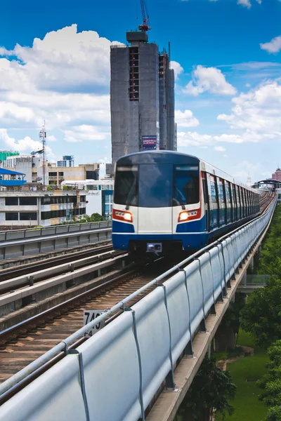 Небесный поезд в Бангкоке — стоковое фото