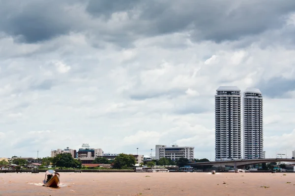 Highrise budovy, rama viii most a chao praya řeka — Stock fotografie