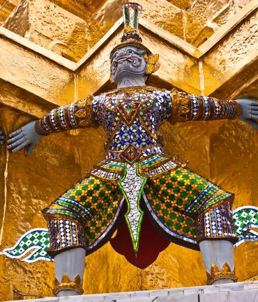 Pagoda temeli üzerinde dev guardians — Stok fotoğraf