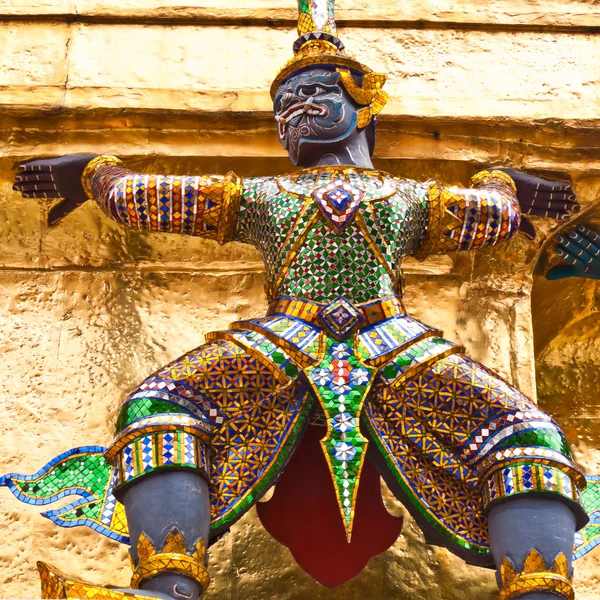 Pagoda temeli üzerinde dev guardians — Stok fotoğraf