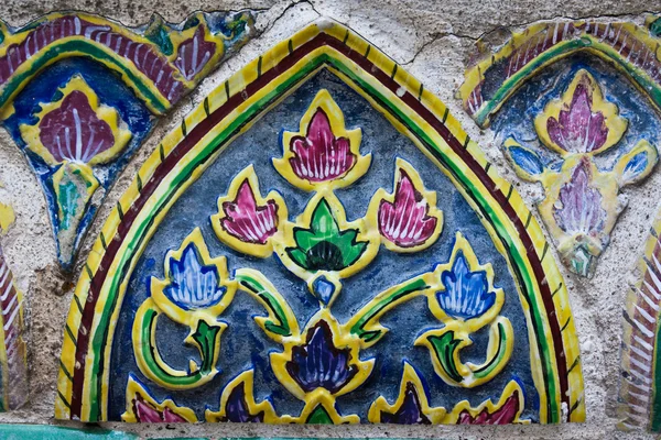 Décoration en céramique de style thaï coloré chez Wat Phra Kaew — Photo