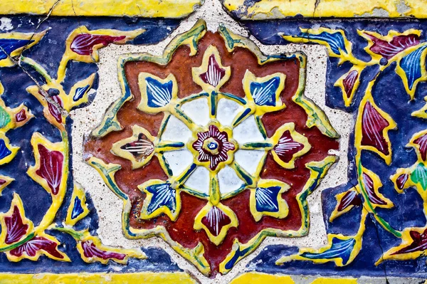 ワット ・ シーラッタナーサーサダーラームでカラフルなタイ風セラミック装飾 — ストック写真