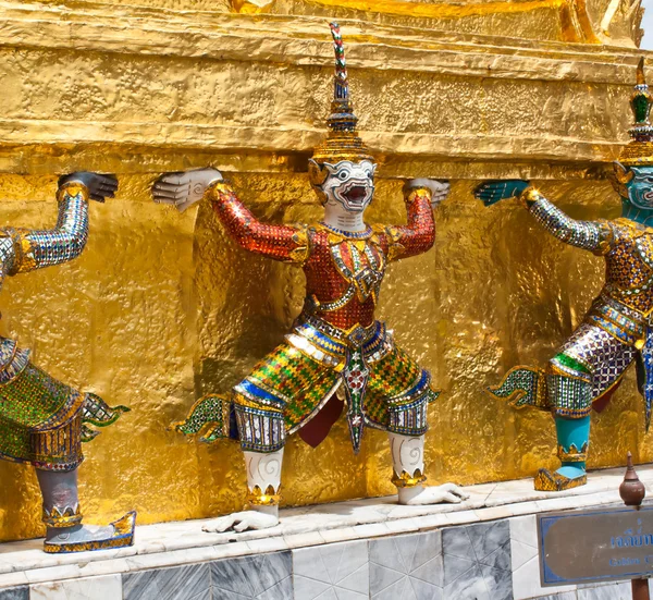 Guardianes gigantes en la base de pagoda — Foto de Stock