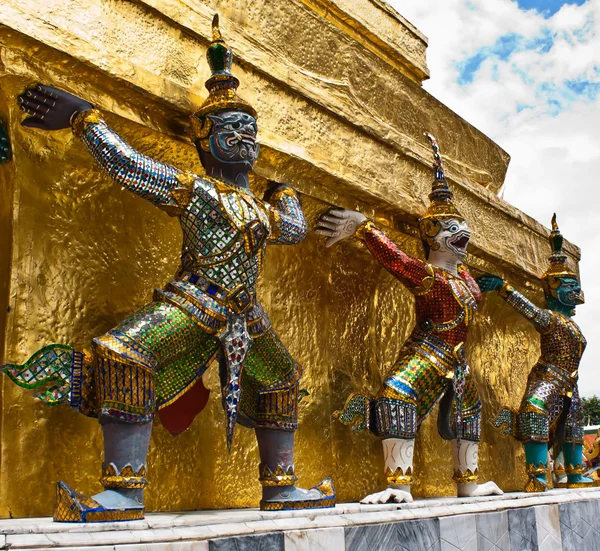 Guardianes gigantes en la base de pagoda —  Fotos de Stock