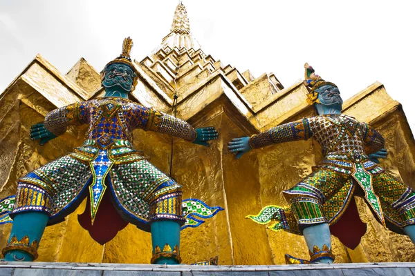 Obří strážci na základně pagody — Stock fotografie