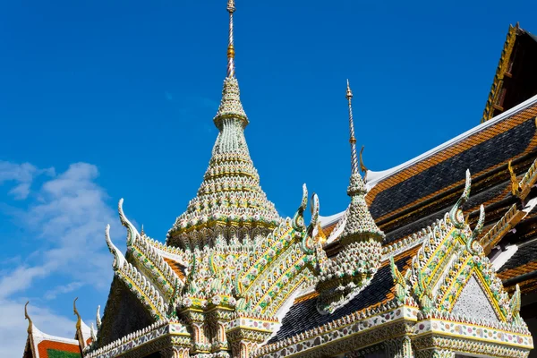 Верхняя часть тайского стиля архитектуры — стоковое фото