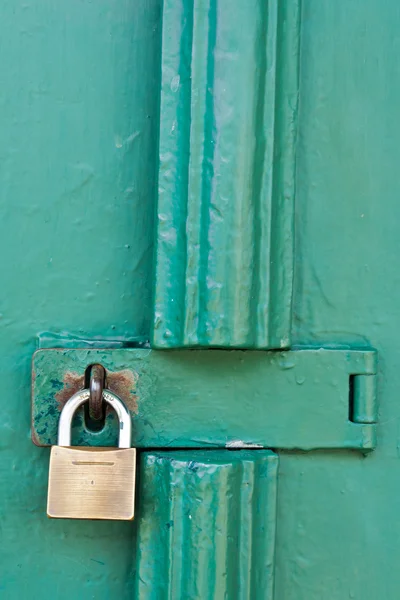 绿色的门被锁 — 图库照片