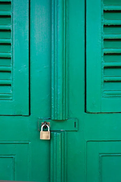 The green door locked — Stock Photo, Image