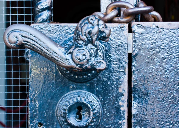 Punho de porta de aço preto clássico com bloqueio — Fotografia de Stock