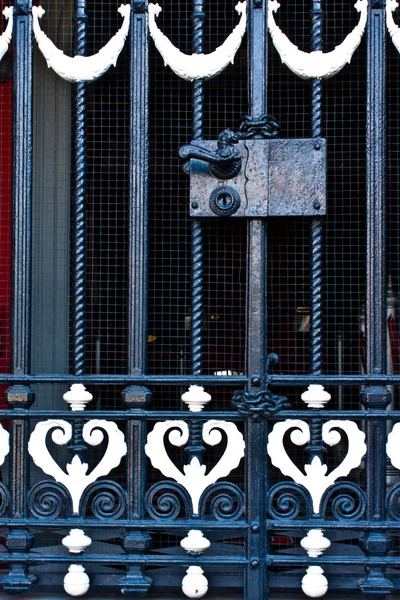 Poignée de porte classique en acier noir avec serrure — Photo