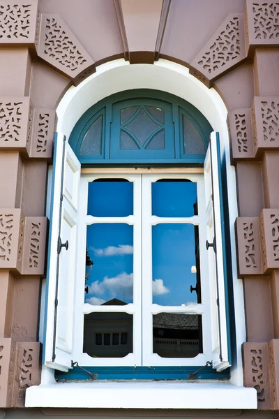 Gotické okno v luxusním paláci, Thajsko — Stock fotografie